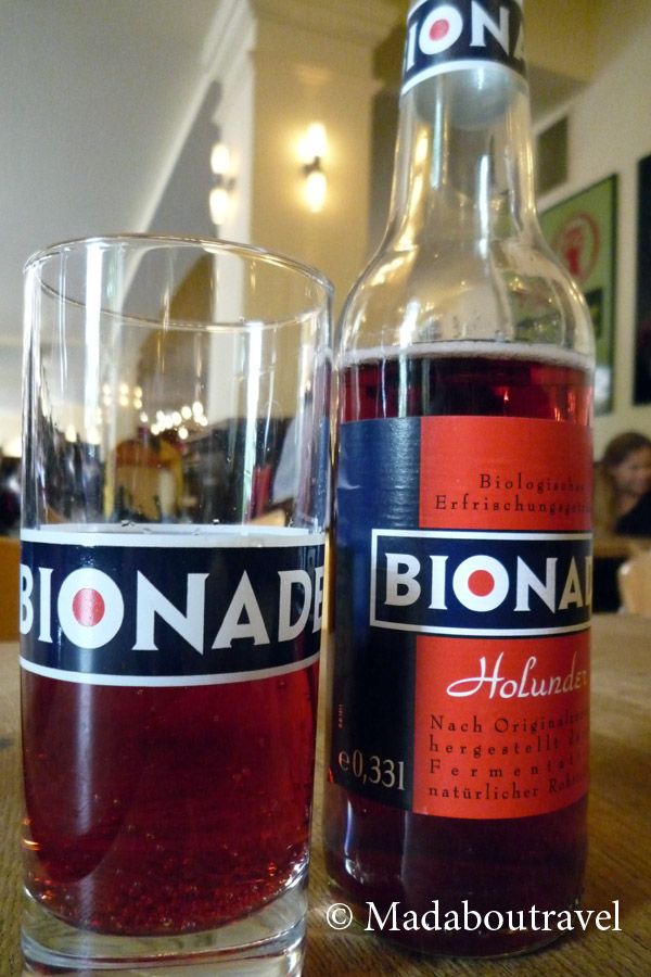 Probando la Bionade en Prater Garten, Berlín