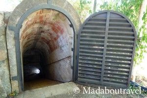 Entrada al refugi antiaeri de Ca l'Arnau, a Montornès del Vallès