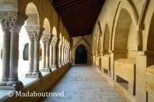 Claustro románico de la iglesia de San Pedro el Viejo
