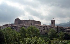 Vista del pueblo medieval de Santa Pau
