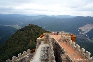 La "torre de les bruixes" vista desde el Castillo de Montsoriu