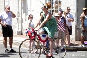La estatua de la Libertad en bicicleta en el desfile del 4 de julio en Leesburg, Virginia