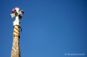 Cruz gaudiniana que corona la Torre Bellesguard