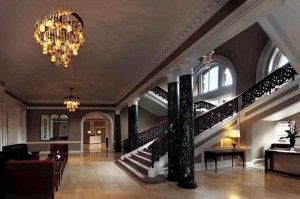 El precioso vestíbulo del Hotel Caledonian