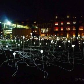 La instalación Field of Light de Bruce Munro en St. Andrews Square de Edimburgo