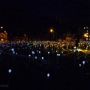 La instalación Field of Light de Bruce Munro en St. Andrews Square de Edimburgo