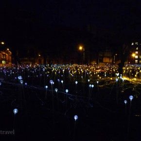 La instalación Field of Light de Bruce Munro en St. Andrews Square de Edimburgo