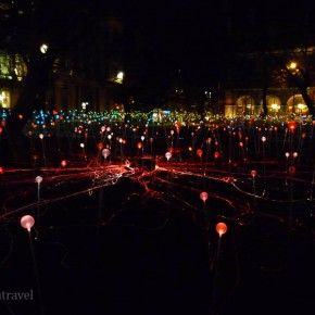 La instalación Field of Light de Bruce Munro en St. Andrews Square de Edimburgo
