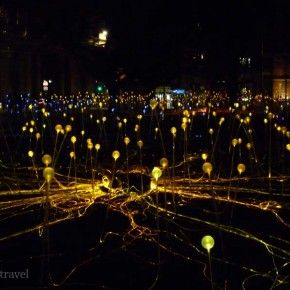 La instalación Field of Light de Bruce Munro en St. Andrews Square de Edimburgo