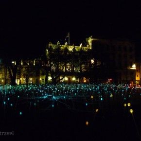 La instalación Field of Light de Bruce Munro en St. Andrews Square de Edimburgo