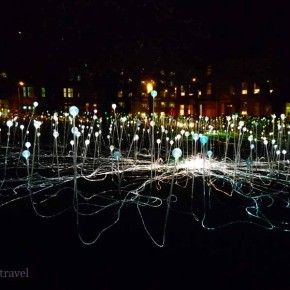 La instalación Field of Light de Bruce Munro en St. Andrews Square de Edimburgo
