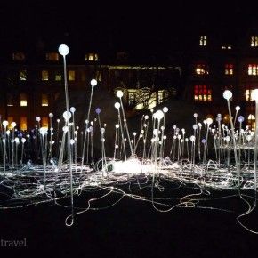 La instalación Field of Light de Bruce Munro en St. Andrews Square de Edimburgo