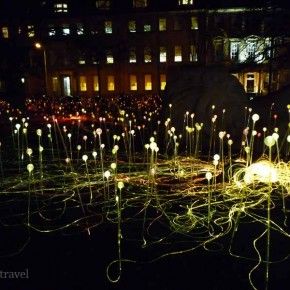 La instalación Field of Light de Bruce Munro en St. Andrews Square de Edimburgo