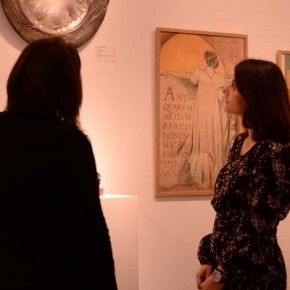 Vero e Isabel mirando obras modernistas en Artur Ramon Art