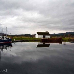Espejos de agua en el Caledonian Canal en Fort Augustus