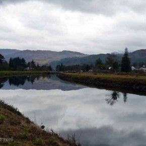Espejos de agua en el Caledonian Canal en Fort Augustus
