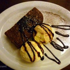 Mmmm... brownie con helado en The Grog and Gruel