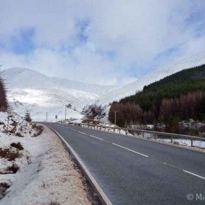 Viaje en coche por Escocia con nieve