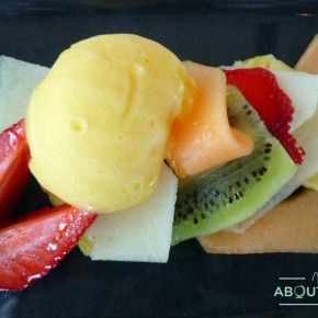 Un postre muy fresco: fruta y helado de mandarina