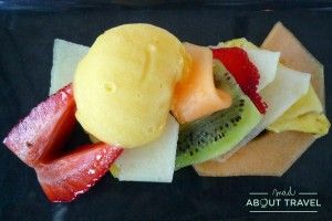 Un postre muy fresco: fruta y helado de mandarina