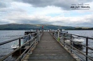 Muelle de Luss en el lago lomond de Escocia