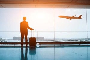 hombre en el aeropuerto. Foto de shutterstock