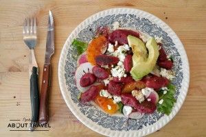 Ensalada de gnocchi de remolacha y boniato con aguacate, naranja sanguina y queso feta