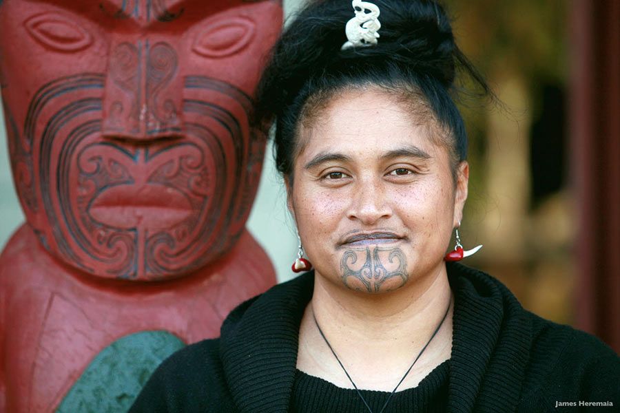 Mujer maorí con tatuaje ta moko en la cara