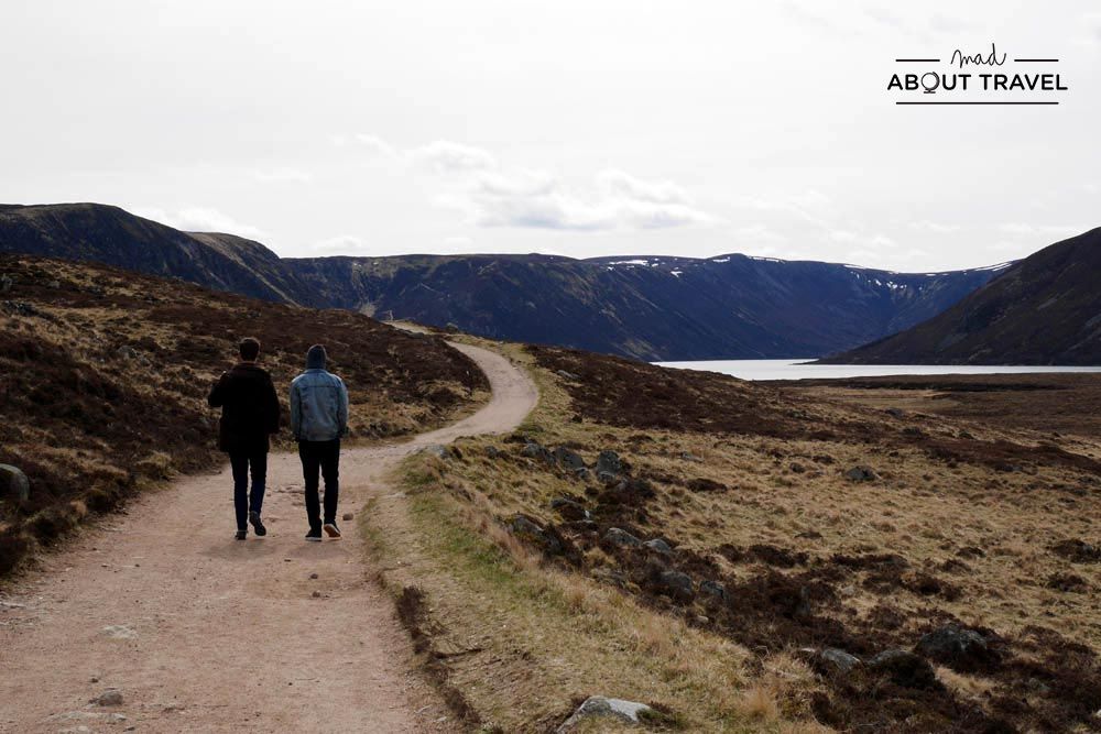 ruta senderista en loch Muick Cairngorms Escocia