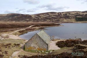 ruta senderista en loch Muick Cairngorms Escocia
