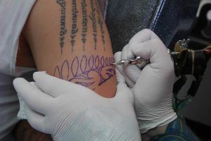 tatuaje maorí en crazy horse tattoo de nueva zelanda