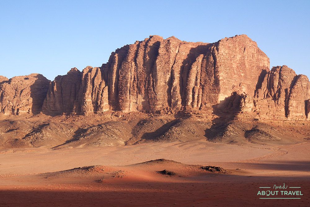 amanecer en el desierto del wadi rum en jordania