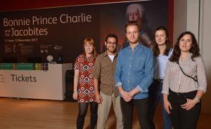 Los Scotlanders con el actor Andrew Gower, bonnie prince charlie en la serie Outlander