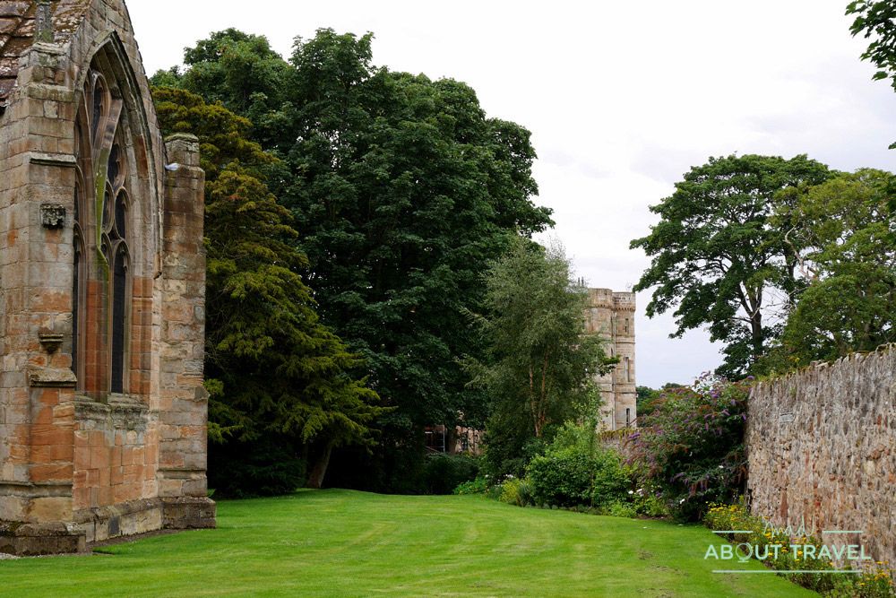 vistas del castillo de seton desde seton collegiate church