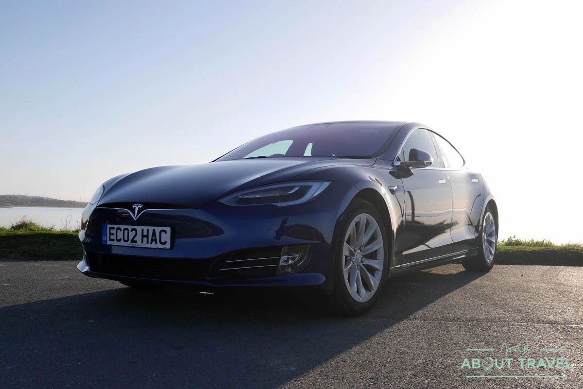 tour en tesla en edimburgo con e-city chauffeur