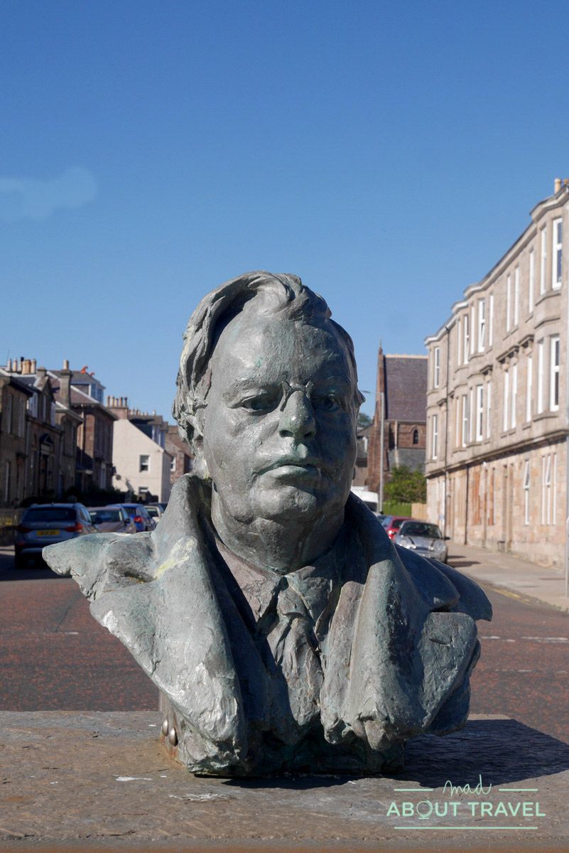 estatua de john logie baird, el inventor de la televisión, en Helensburgh, Escocia
