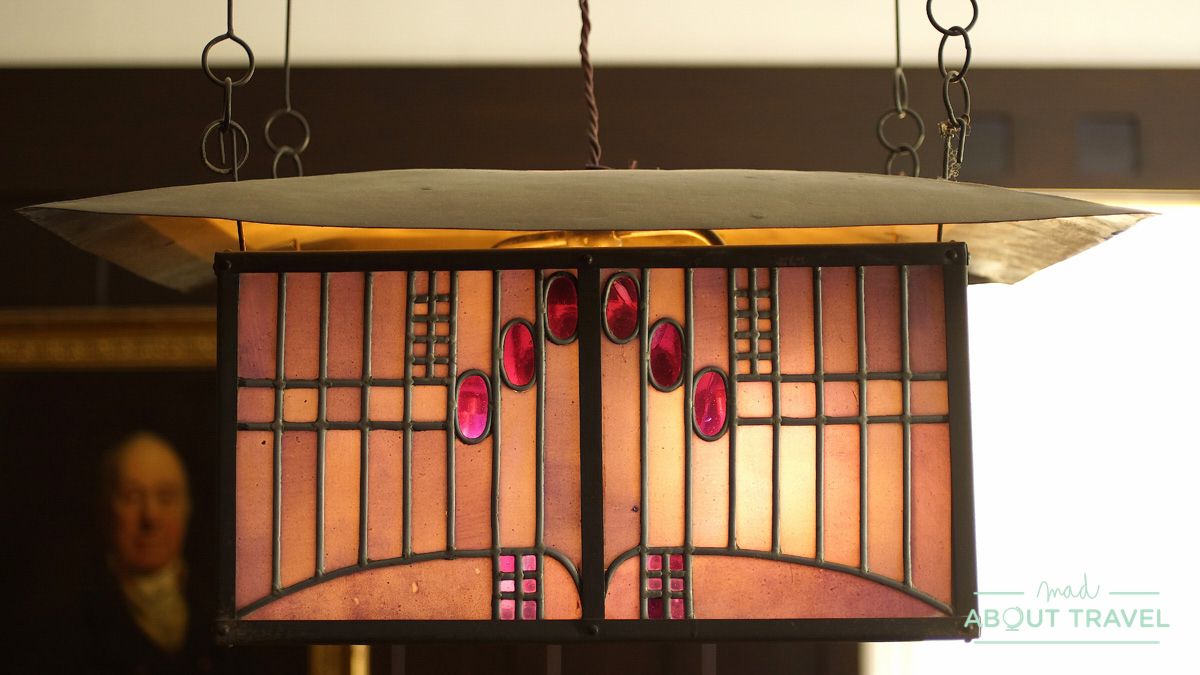Lámpara diseñada por Mackintosh en la Hill House, Helensburgh
