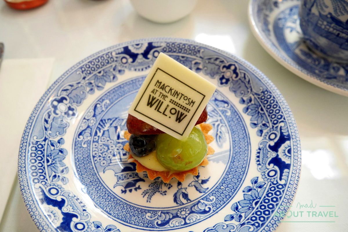 Mackintosh at the Willow es una joya del modernismo escocés y, como uno de los mejores ejemplos del mundo de un edificio Art Nouveau, está protegido. Tomar el afternoon tea a la hora de comer entre muebles y objetos decorativos originales y replicas totalmente fieles es algo indescriptible. Y está riquísimo.