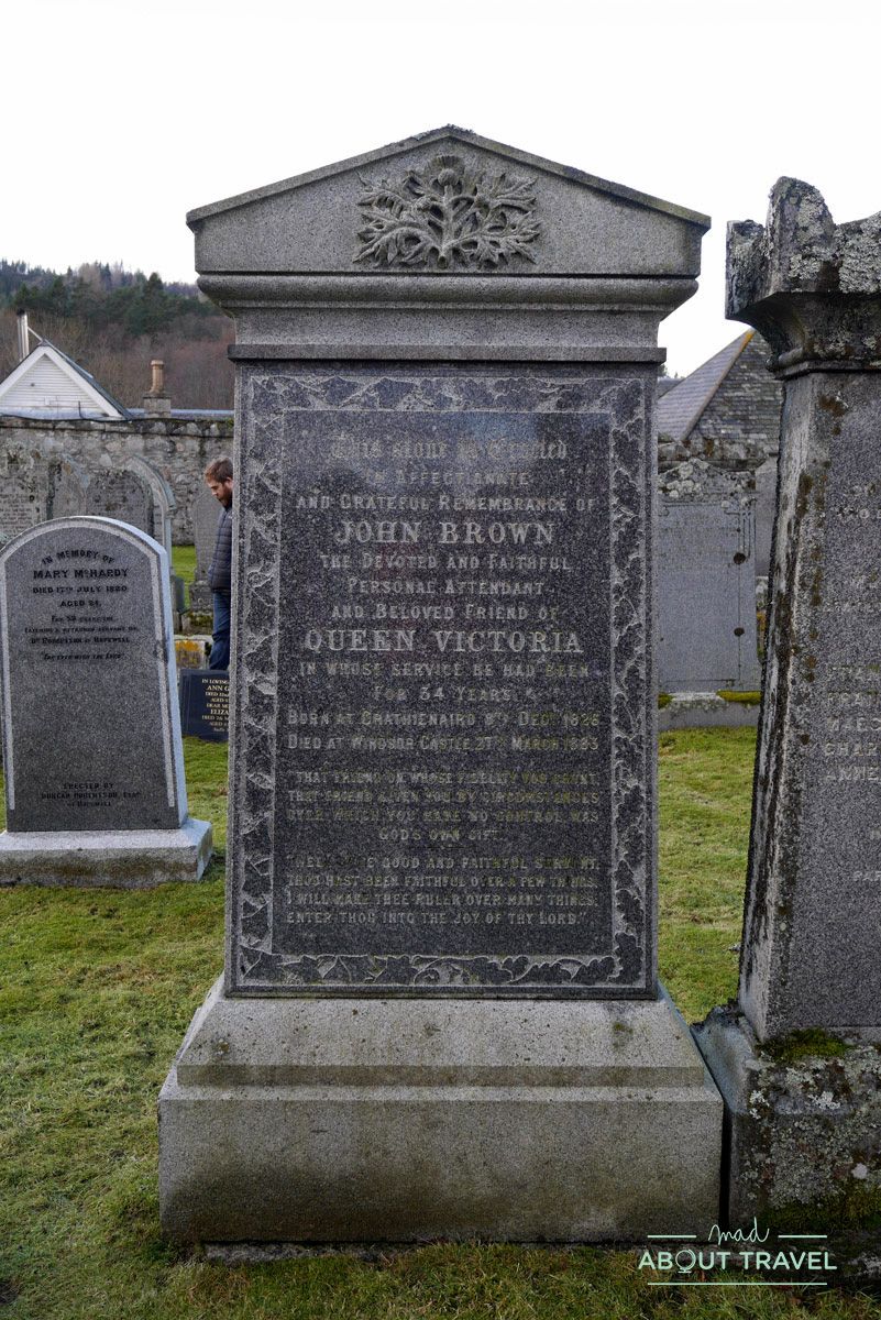 Tumba de John Brown en el cementerio de Crathie