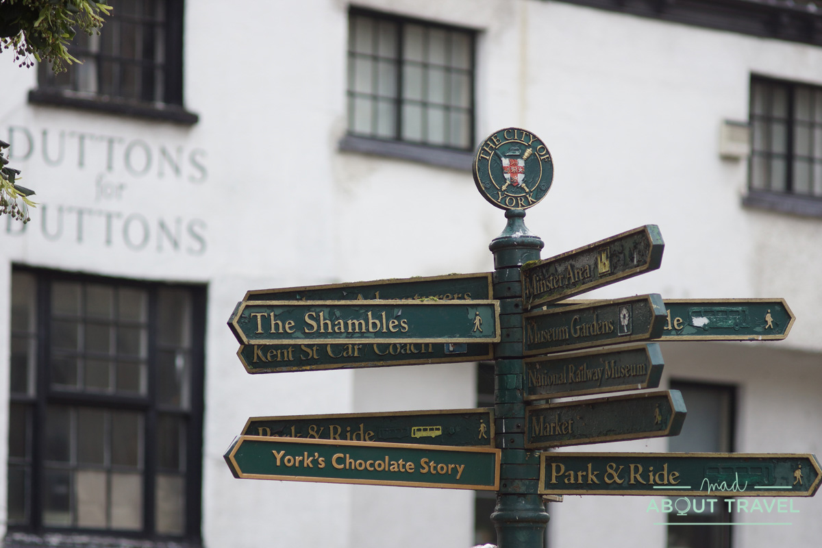 señal turística en York, inglaterra