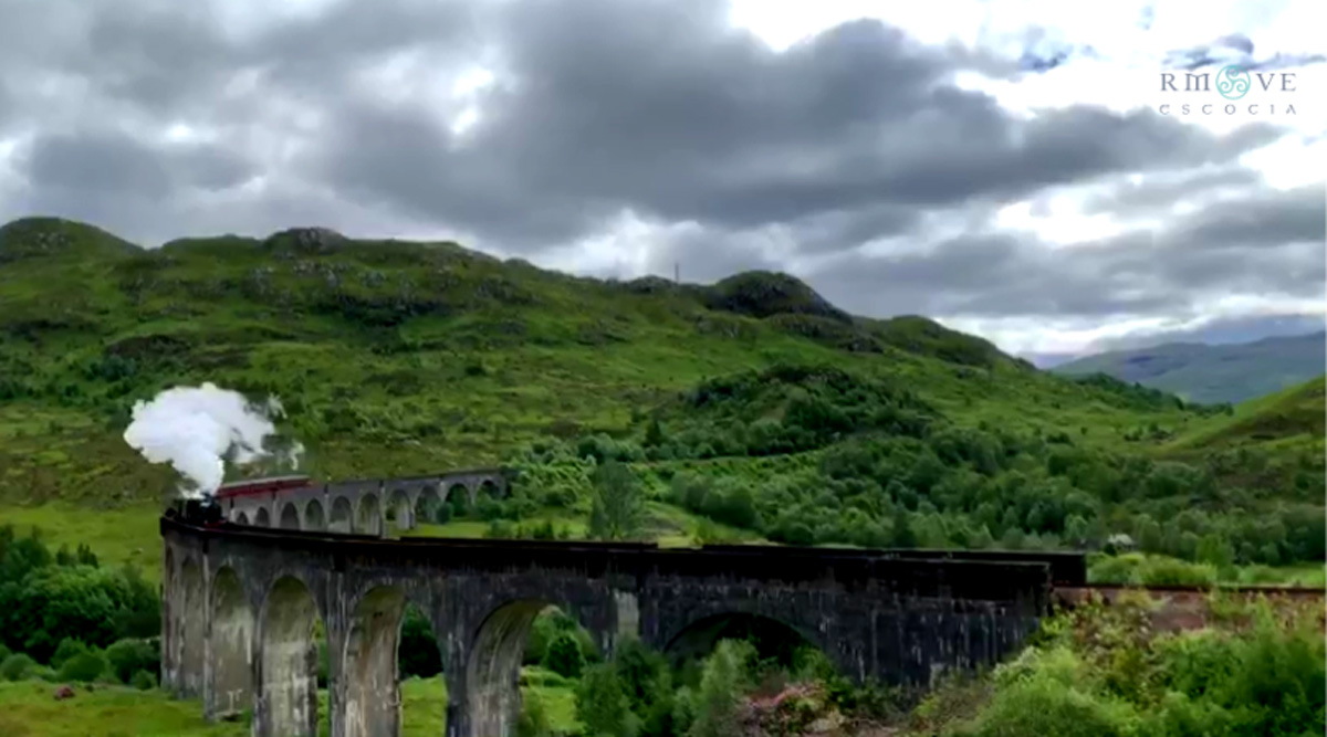 El Hogwarts Express llevando a los alumnos de Hogwarts. Glenfinnan