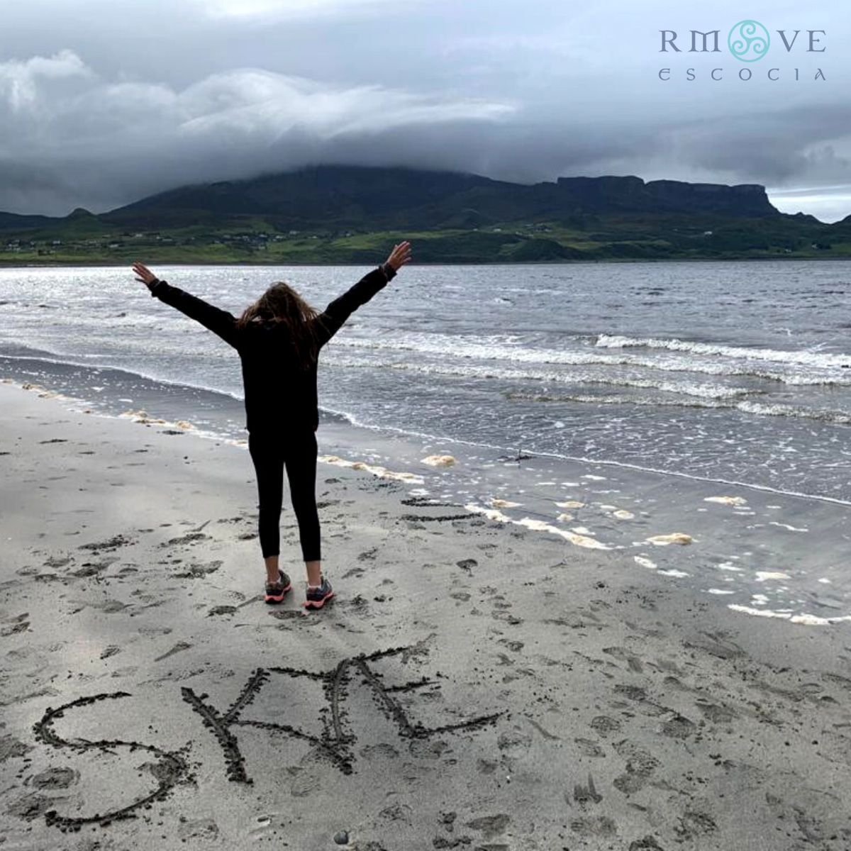 Gabriela salió a buscar huellas de dinosaurios con nosotros por la playa de An Corran, Skye