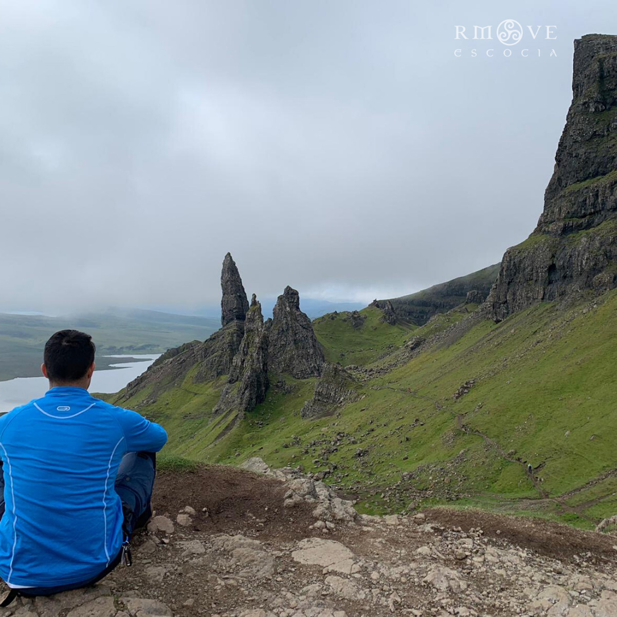 Rubén reposando la caminata en The Old Man of Storr, Isla de Skye