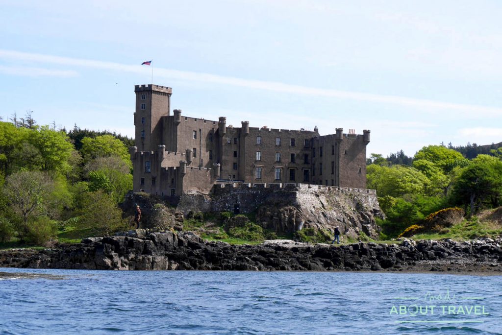 Vistas del castillo de Dunvegan desde la bahía