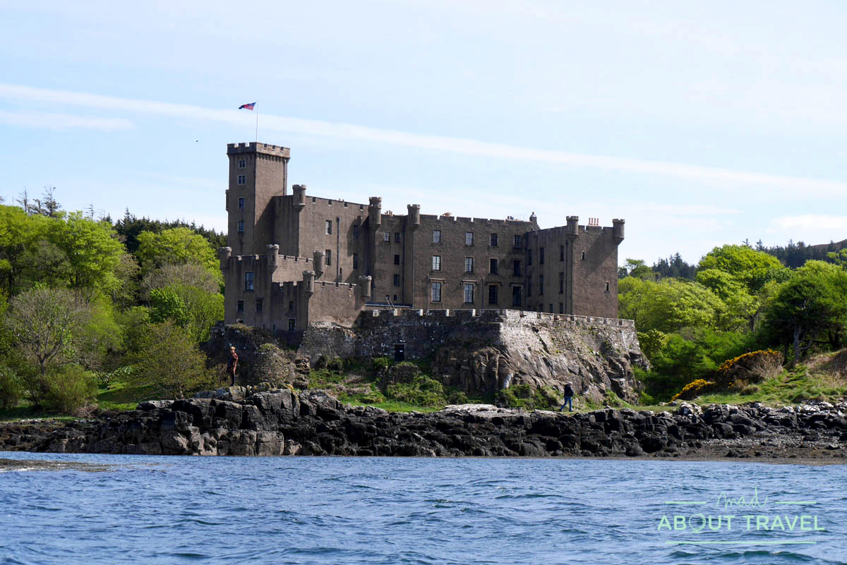 Vistas del castillo de Dunvegan desde la bahía