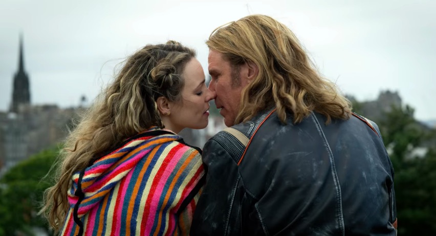 Captura de pantalla de la película Eurovision: la historia de Fire Saga con Will Ferrell y Rachel MacAdams rodada en Edimburgo