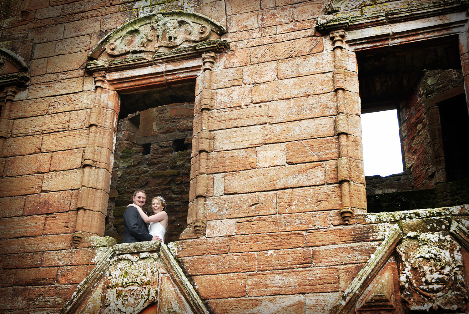 James y Leigh en su boda en el castillo de Caerlaverock