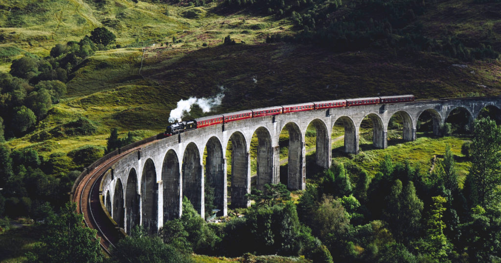 tren jacobita a su paso por el viaducto de Glenfinnan