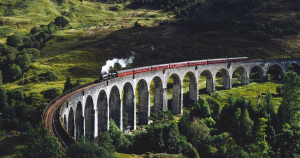 tren jacobita a su paso por el viaducto de Glenfinnan