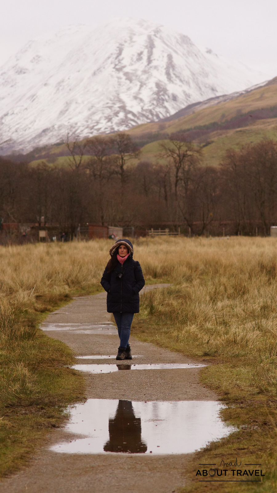 Patricia Cuni de camino al castillo de Kilchurn